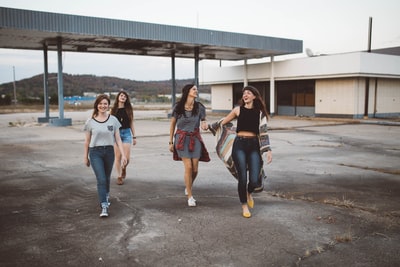 四个女孩白天在仓库附近散步